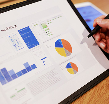 マーケティングについて勉強する様子